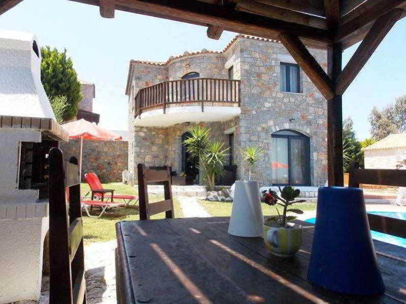 Niriides Old Listing Villa